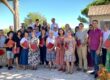 Les chanteurs du Groupe Vocal Arpège réunis en extérieur, illustrant les bienfaits du chant choral et du chant en groupe.