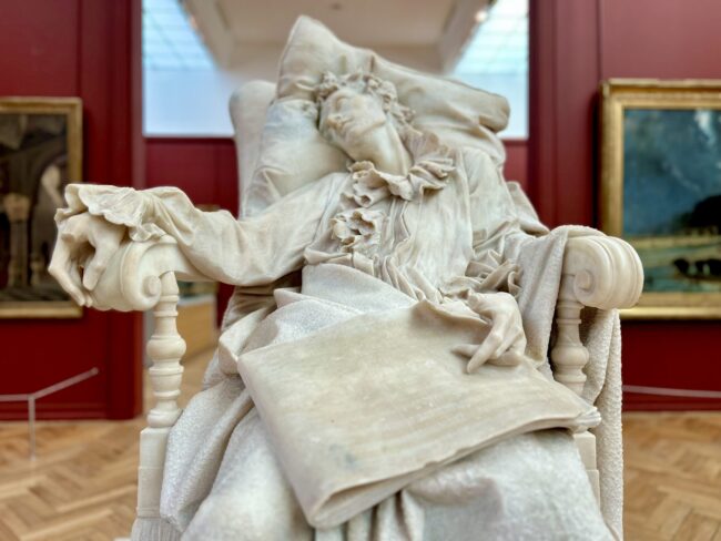 Sculpture en marbre Mozart expirant de Rinaldo Carnielo au musée des Beaux-Arts de Bordeaux