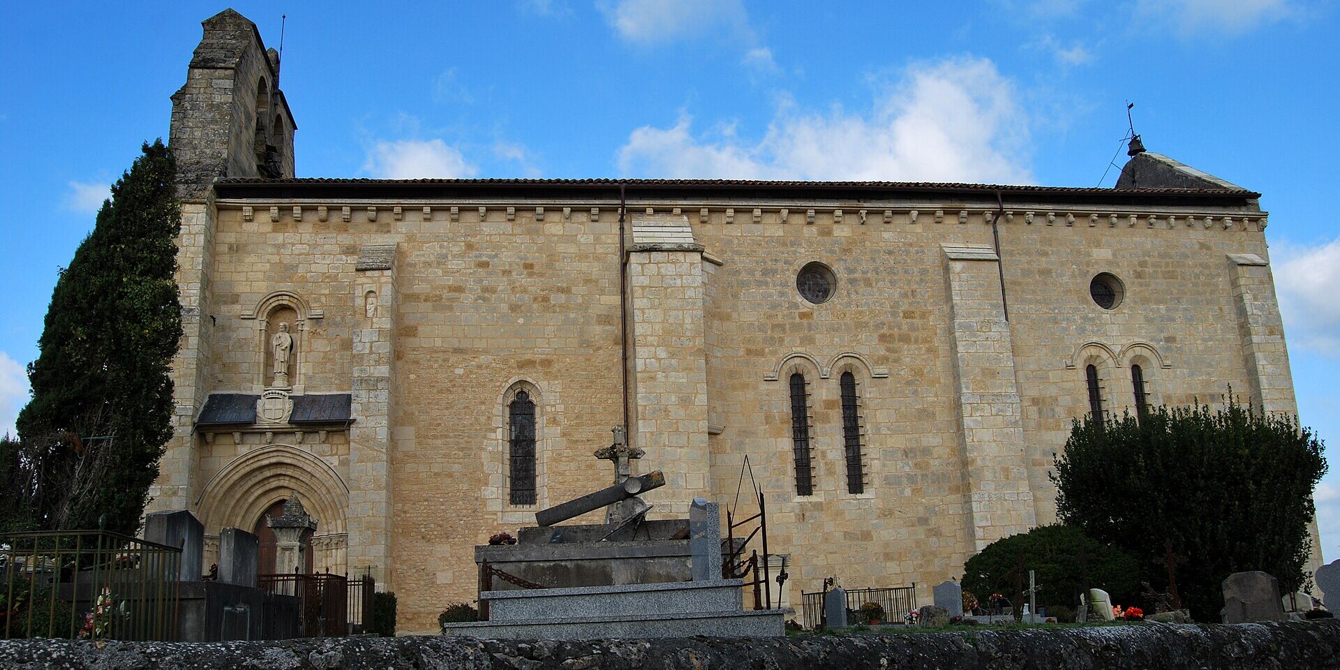 Vue extérieure de l’église Saint-Pierre de La Sauve-Majeure