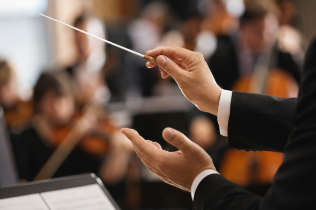 La baguette du chef d’orchestre Chef d’orchestre dirigeant des musiciens avec une baguette