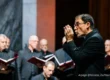 Jacques Charpentier dirigeant les choristes du Groupe Vocal Arpège en concert