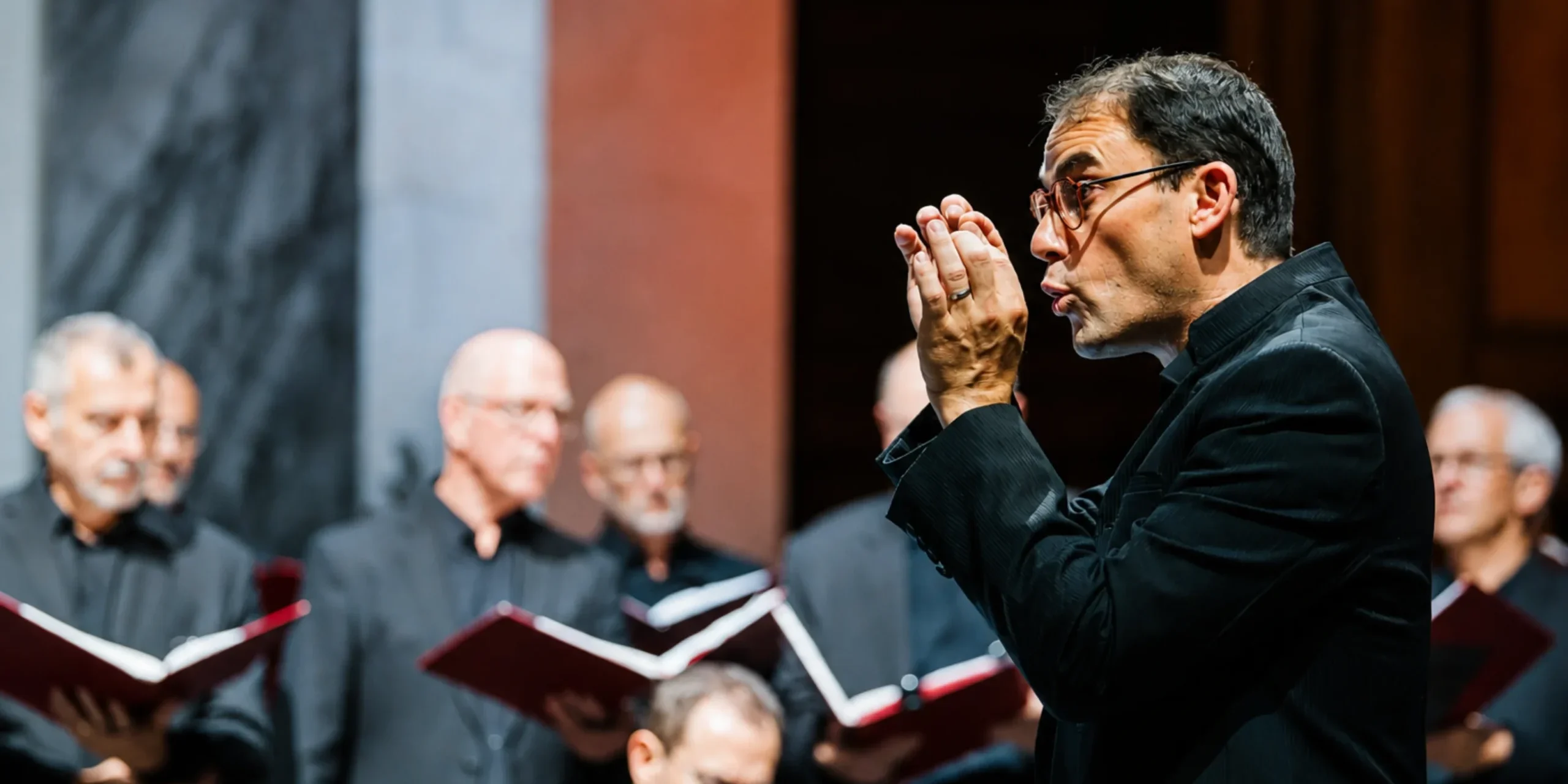 Jacques Charpentier dirige le Groupe Vocal Arpège Jacques Charpentier dirigeant les choristes du Groupe Vocal Arpège en concert