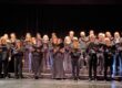 Les choristes du Groupe Vocal Arpège réunis sur scène pendant un concert