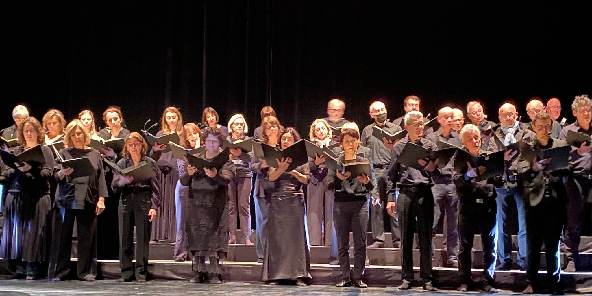 Les choristes du Groupe Vocal Arpège réunis sur scène pendant un concert