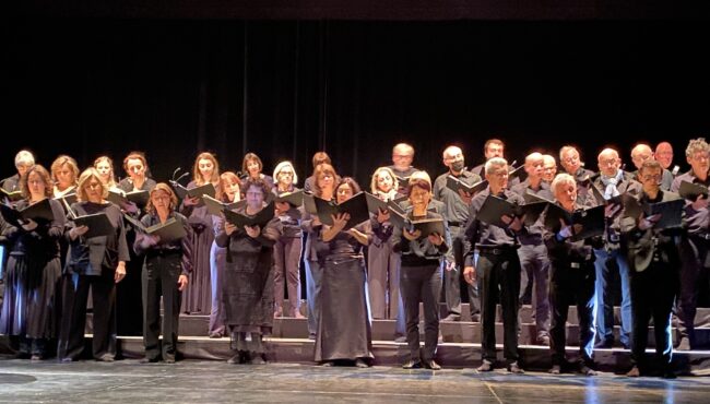 Les choristes du Groupe Vocal Arpège réunis sur scène pendant un concert